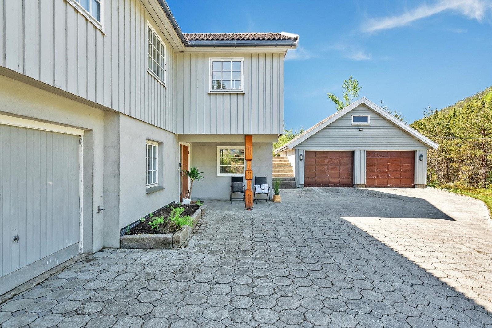 Dobbel garasje med gode oppbevaringsmuligheter på loft. Galleribilde