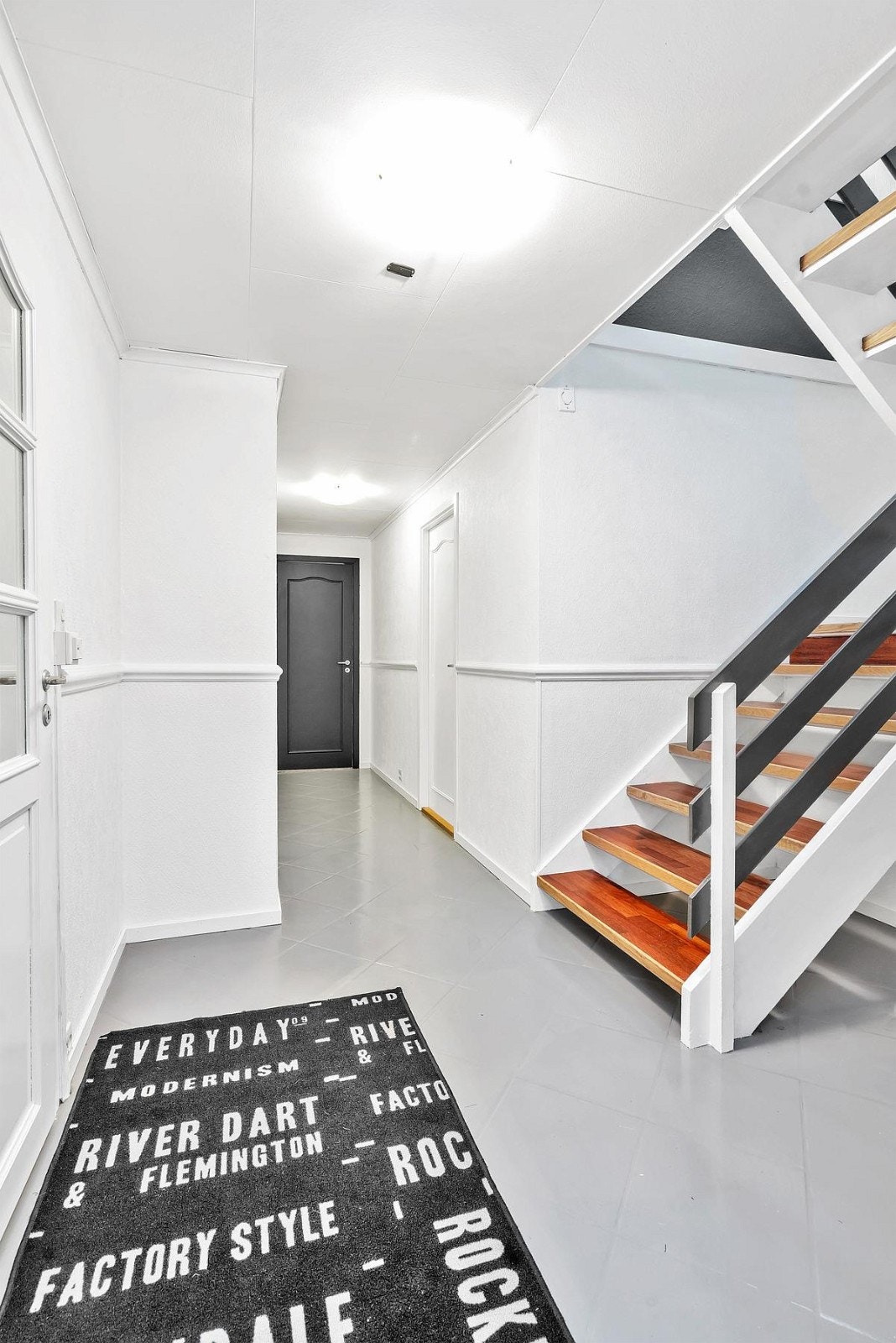 Fra entreen er det adkomst til 3 soverom, vaskerom og bad. Galleribilde