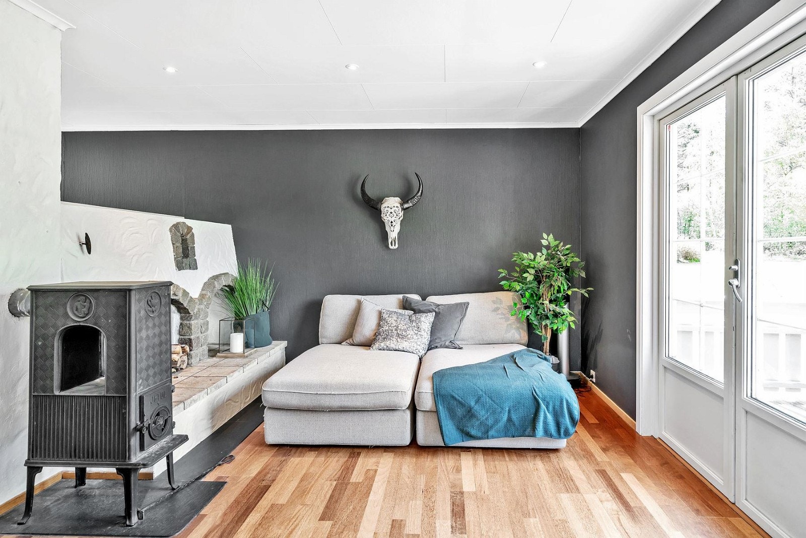 Adkomst fra stuen til en hyggelig og solrik uteplass. Galleribilde