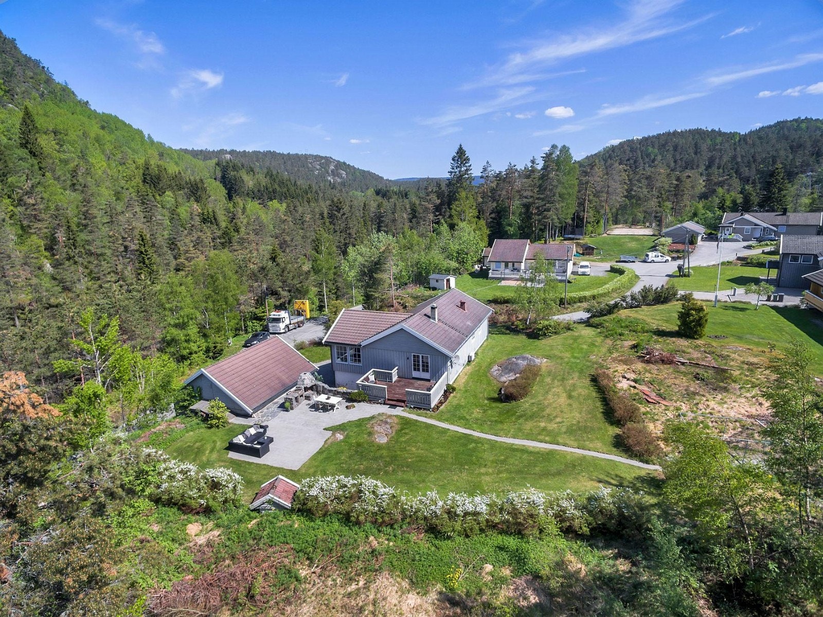 Stor solrik tomt med hyggelige uteplasser og hage. Galleribilde