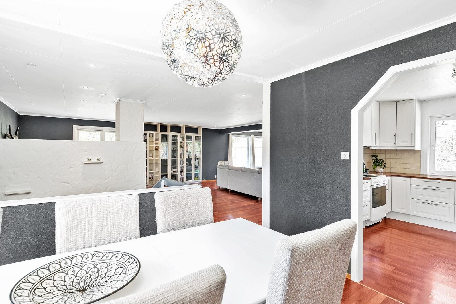 God plass til en større spisebordsgruppe. Galleribilde