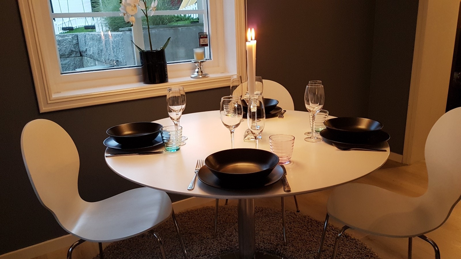 Spiseplassen ferdig dekket med service og glass Galleribilde