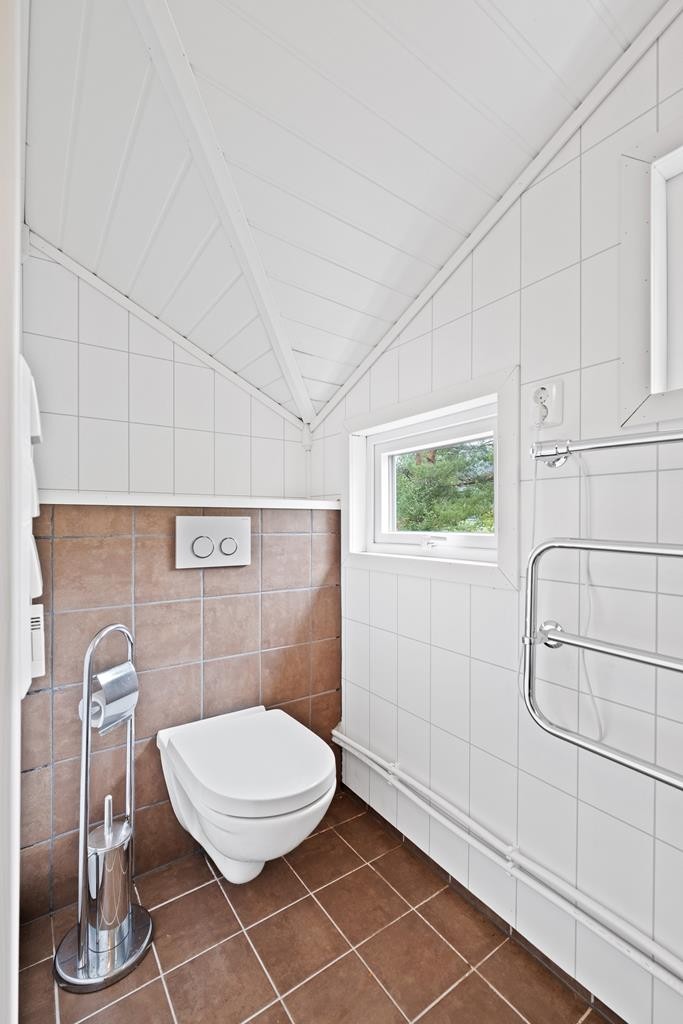 Dusjkabinett og vegghengt toalett Galleribilde