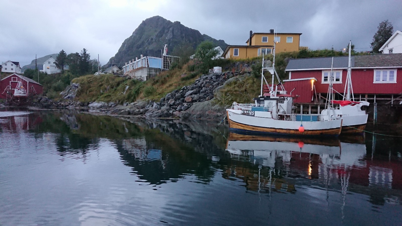 Et ekte og levende fiskevær. Her blir det mye liv mellom jul og påske, da er det høysesong for Lofotfiske etter skrei! Galleribilde