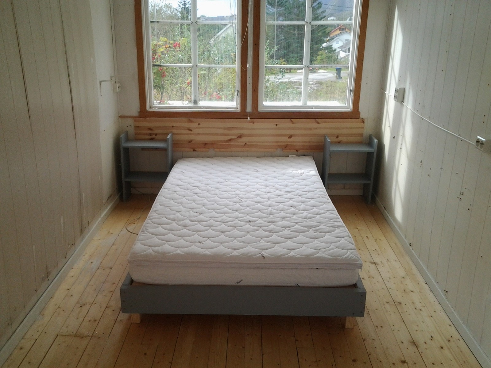 Det er laget istand soverom i annekset. Lokal snekker har håndlaget sengeramme og nattbord :) Fin utsikt og privat. Kun få skritt over terrassen til huset. Galleribilde