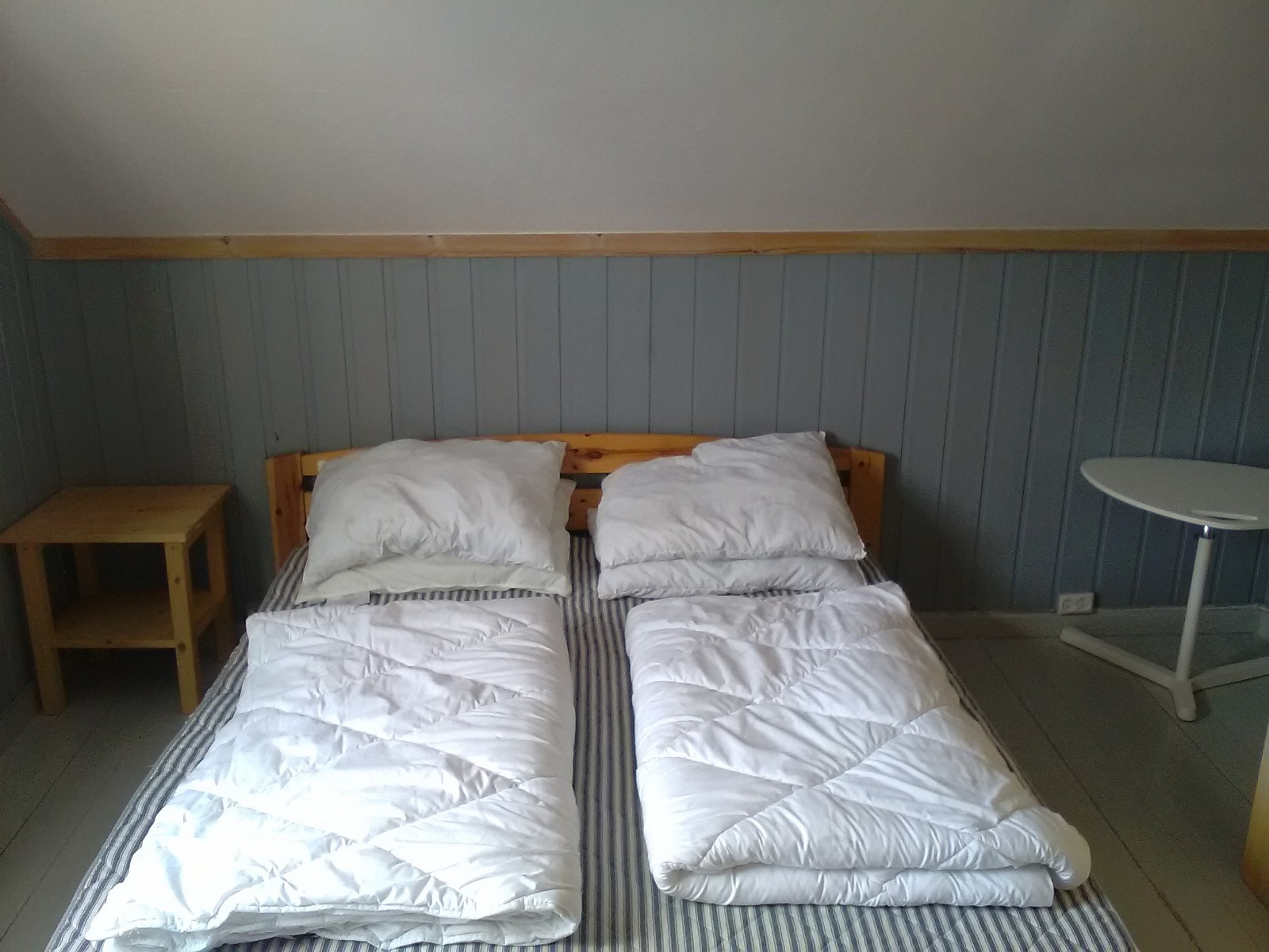 nymalt romslig dobbeltseng-soverom Galleribilde