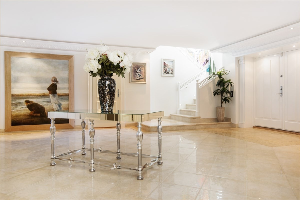 Herskapelig hall med walk-in-closet og direkte adkomst garasje Galleribilde