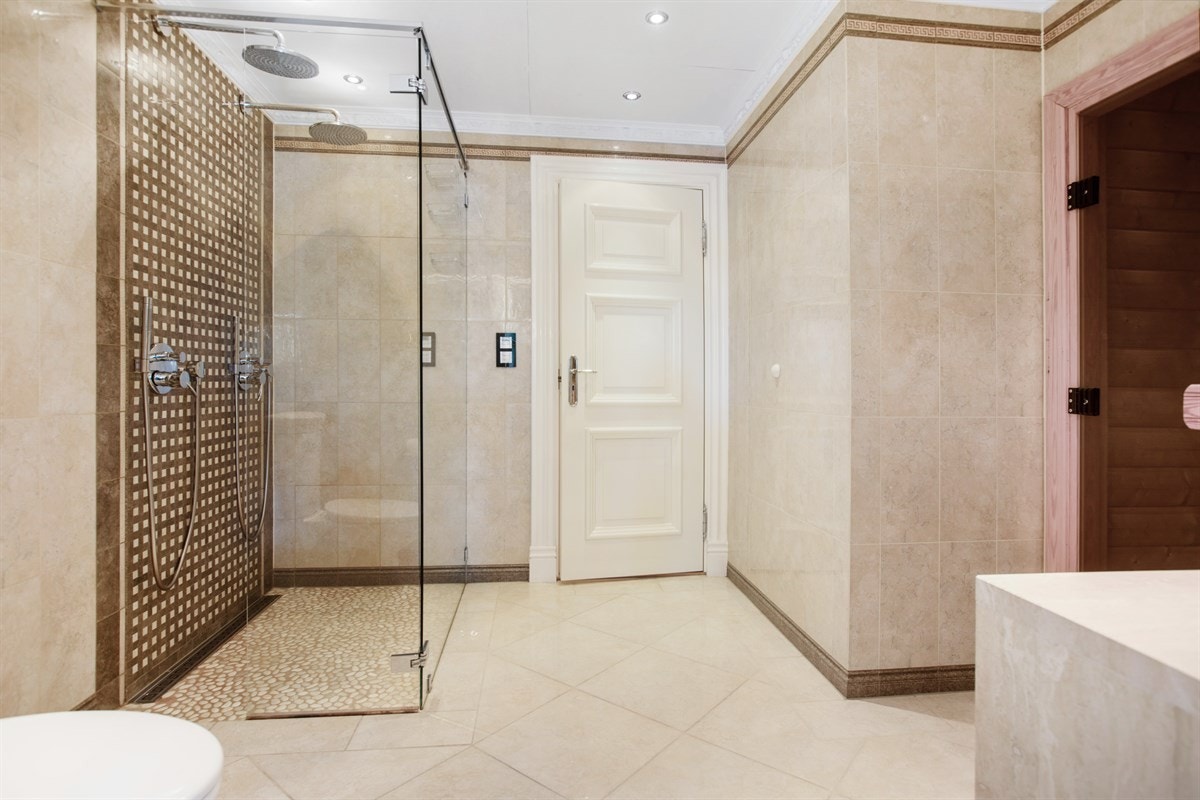 Dusjbad med badstue og direkte adkomst til svømmebasseng Galleribilde