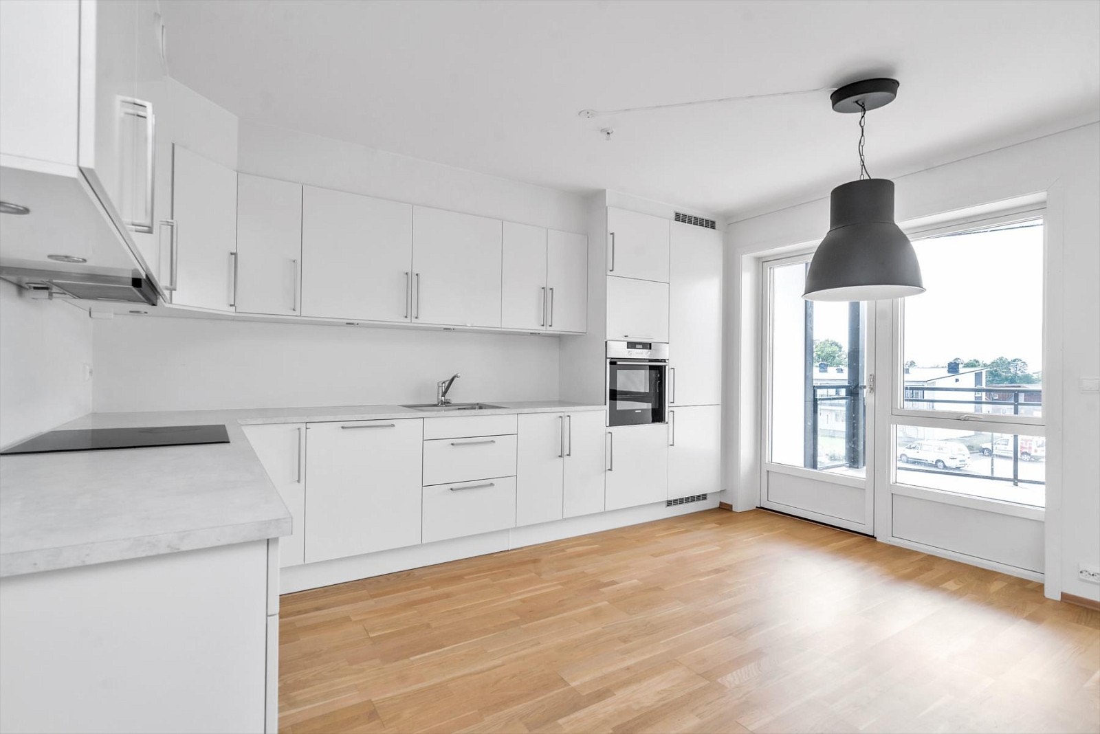 Lekkert og påkostet kjøkken med innredning fra HTH. Galleribilde