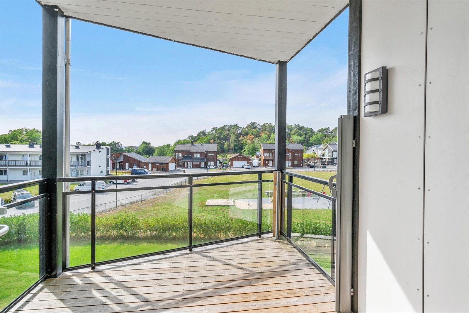 Solrik vestvendt balkong som er overbygd. Galleribilde