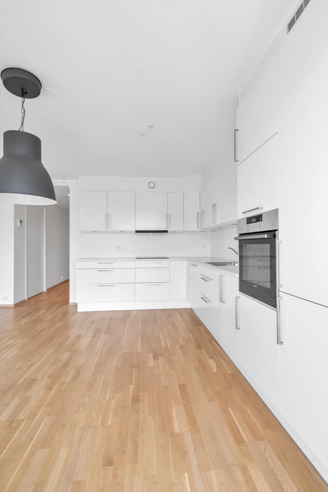 Integrerte hvitevarer i form av kjøl/fryseskap, stekeovn/topp samt oppvaskmaskin. Galleribilde