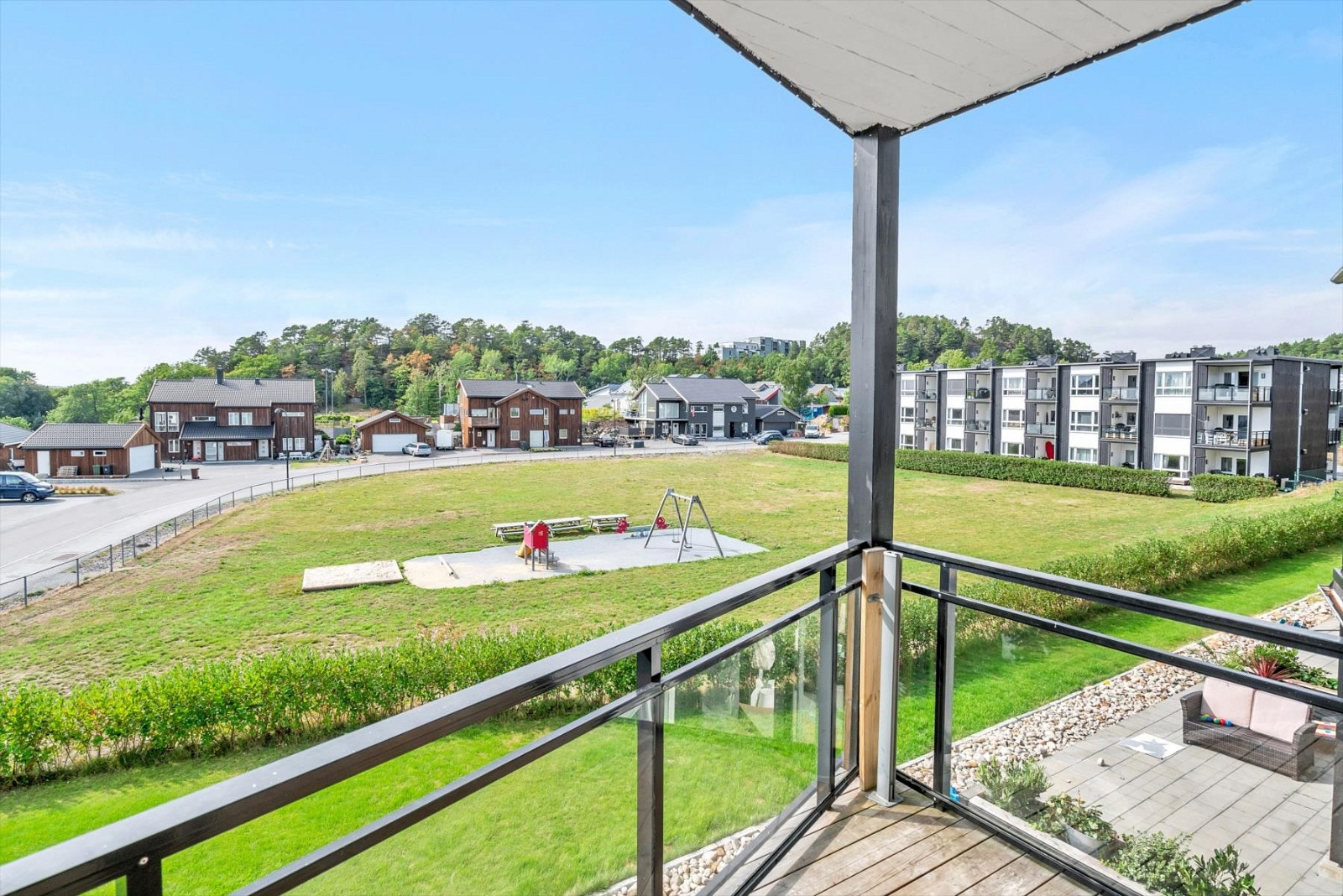 Utsikt over friområde og nabolaget. Galleribilde