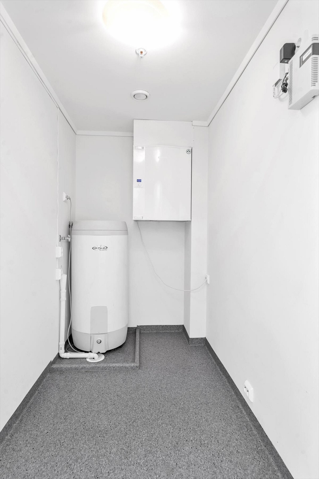 Separat vaskerom/teknisk bod med opplegg for vaskemaskin og tørketrommel. Galleribilde