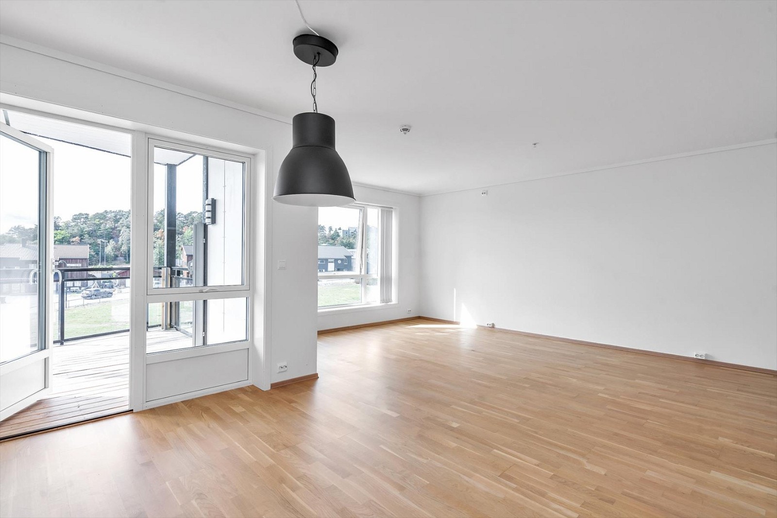 Utgang til solrik balkong. Galleribilde