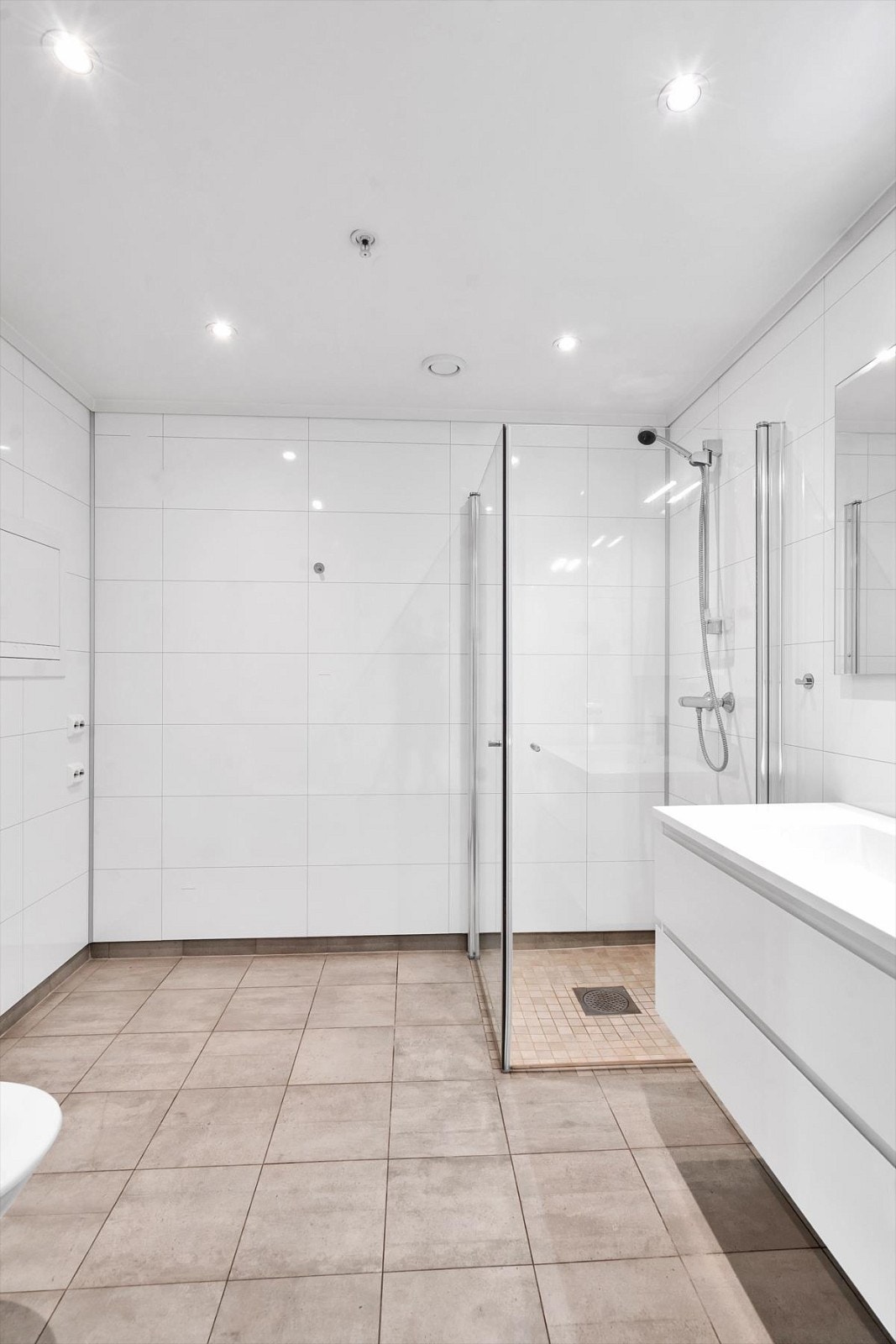 Spotter i taket samt opplegg for vaskemaskin og tørketrommel. Galleribilde