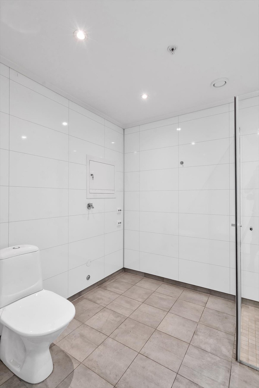 Wc, flislagt gulv og våtromsplater på vegg. Galleribilde