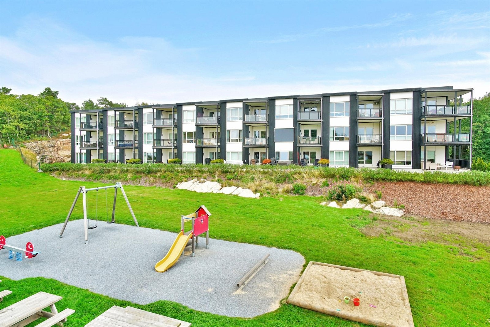 Flott beliggenhet i et nyere og rolig boligfelt med nærhet til naturen. Galleribilde