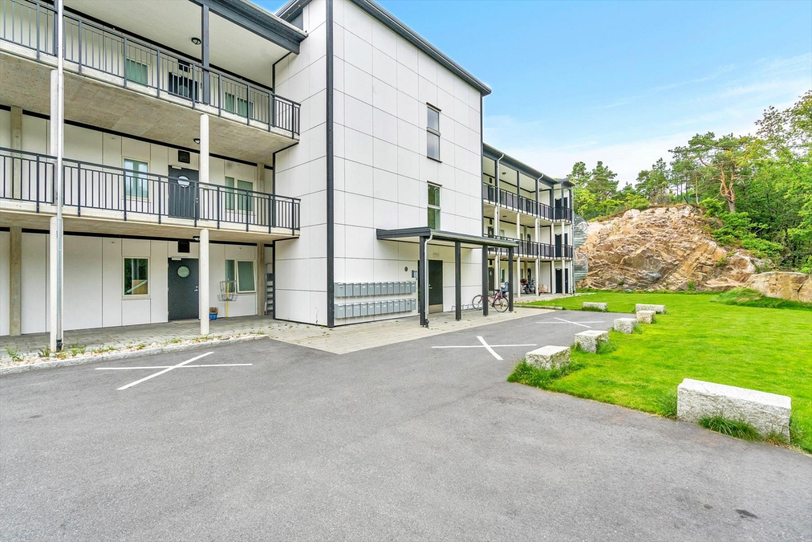 Moderne boligbygg med heis opp til etasjen og parkeringsplass i lukke garasjeanlegg. Det medfølger også bruksrett til en biloppstillingsplass like utenfor boligen. Galleribilde