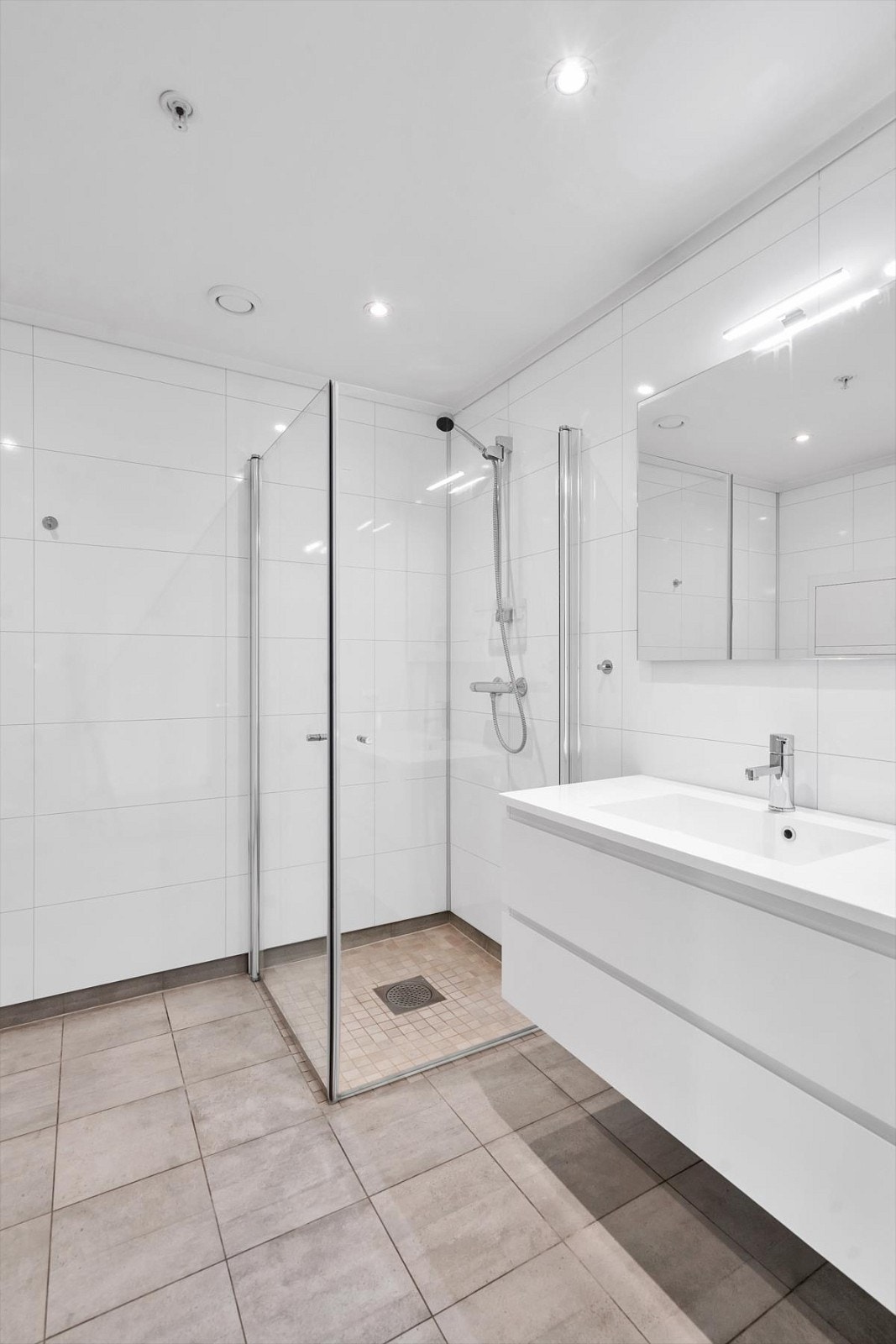 Pent bad med dusjnisje og servant med underskuffer. Galleribilde