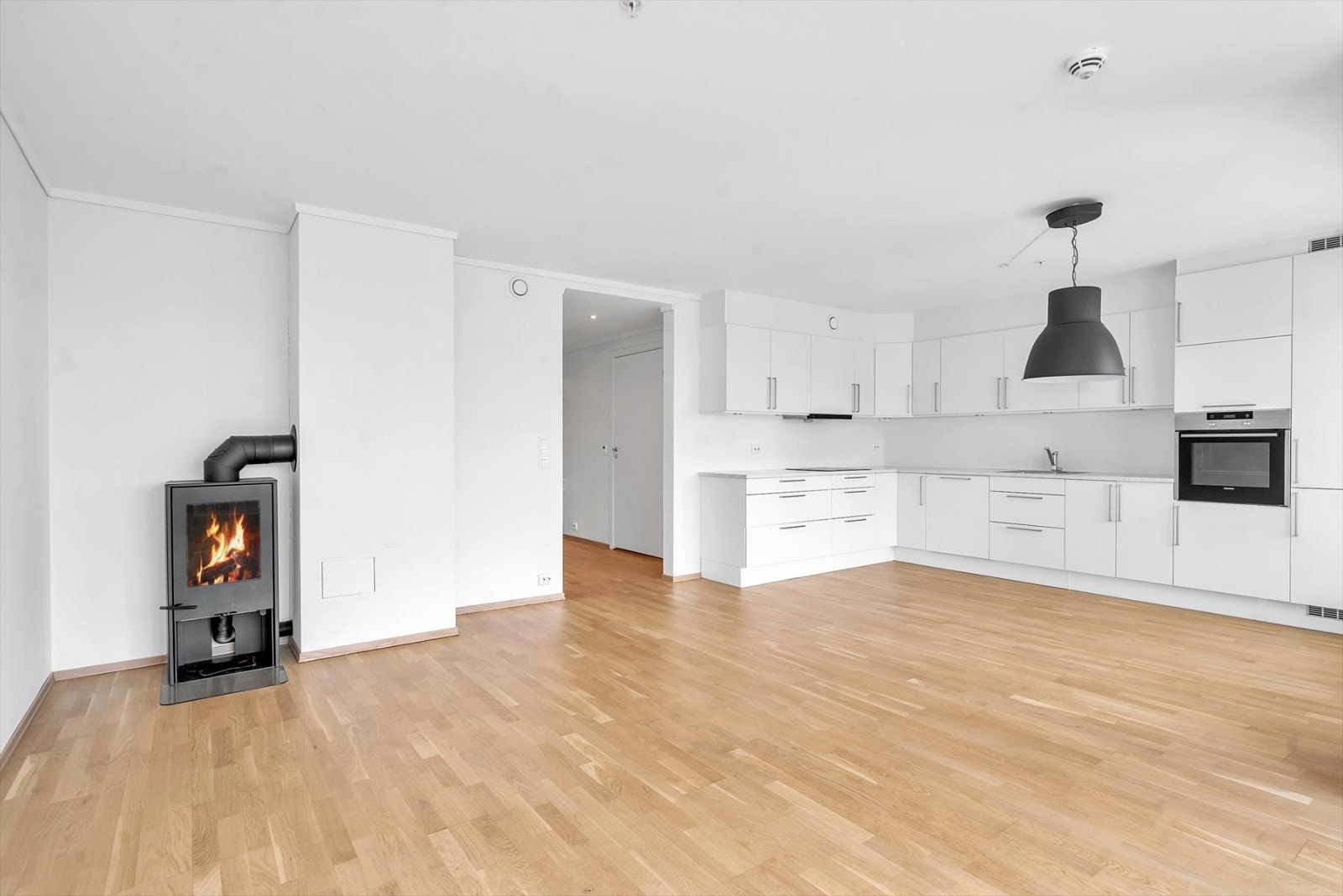 Lys og romslig stue med god plass til salong og spisestuemøblement. Galleribilde