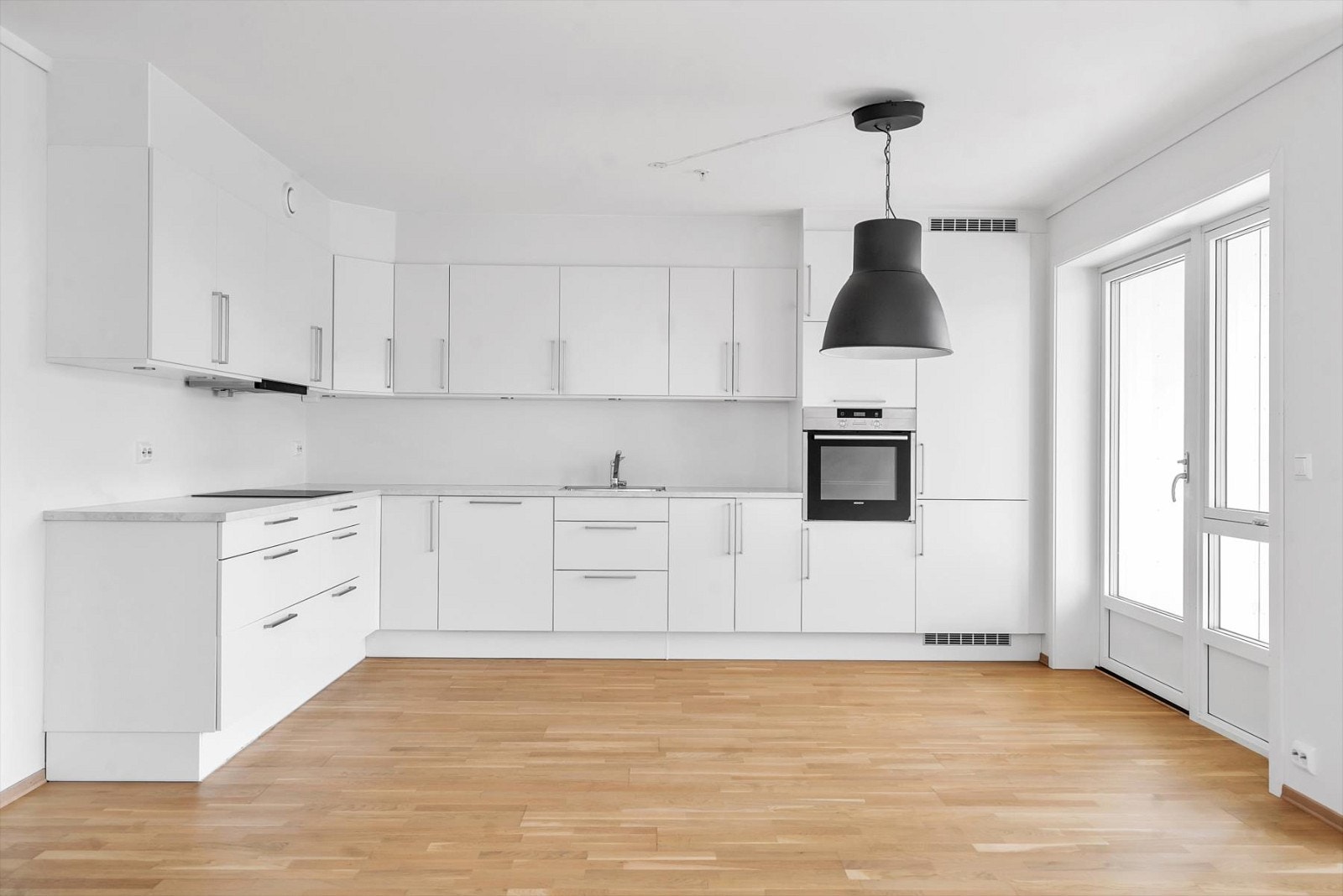 Rikelig med skap- og benkplass. Galleribilde