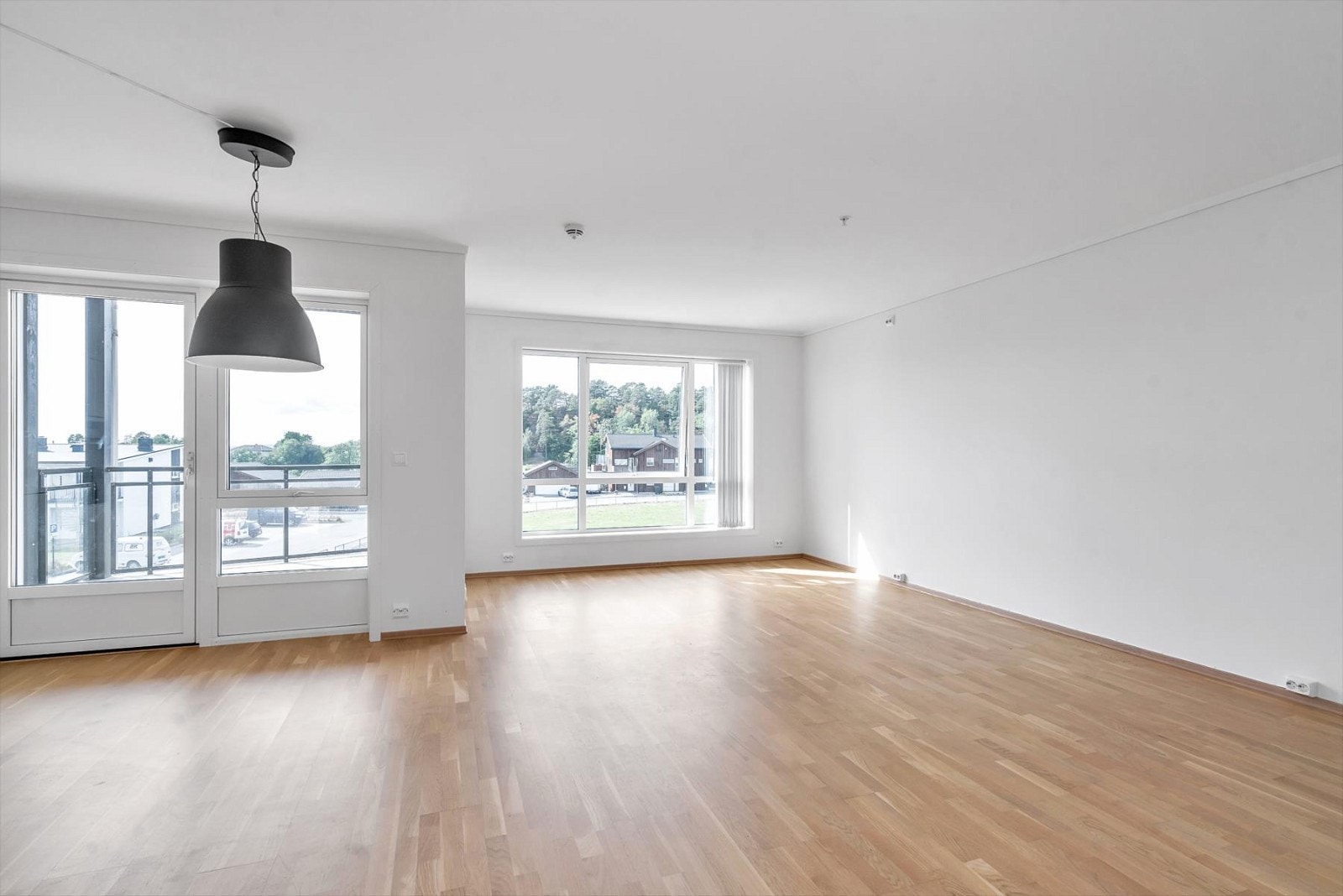 Store vindusflater gir mye naturlig lys og bidrar til en behagelig romfølelse. Galleribilde