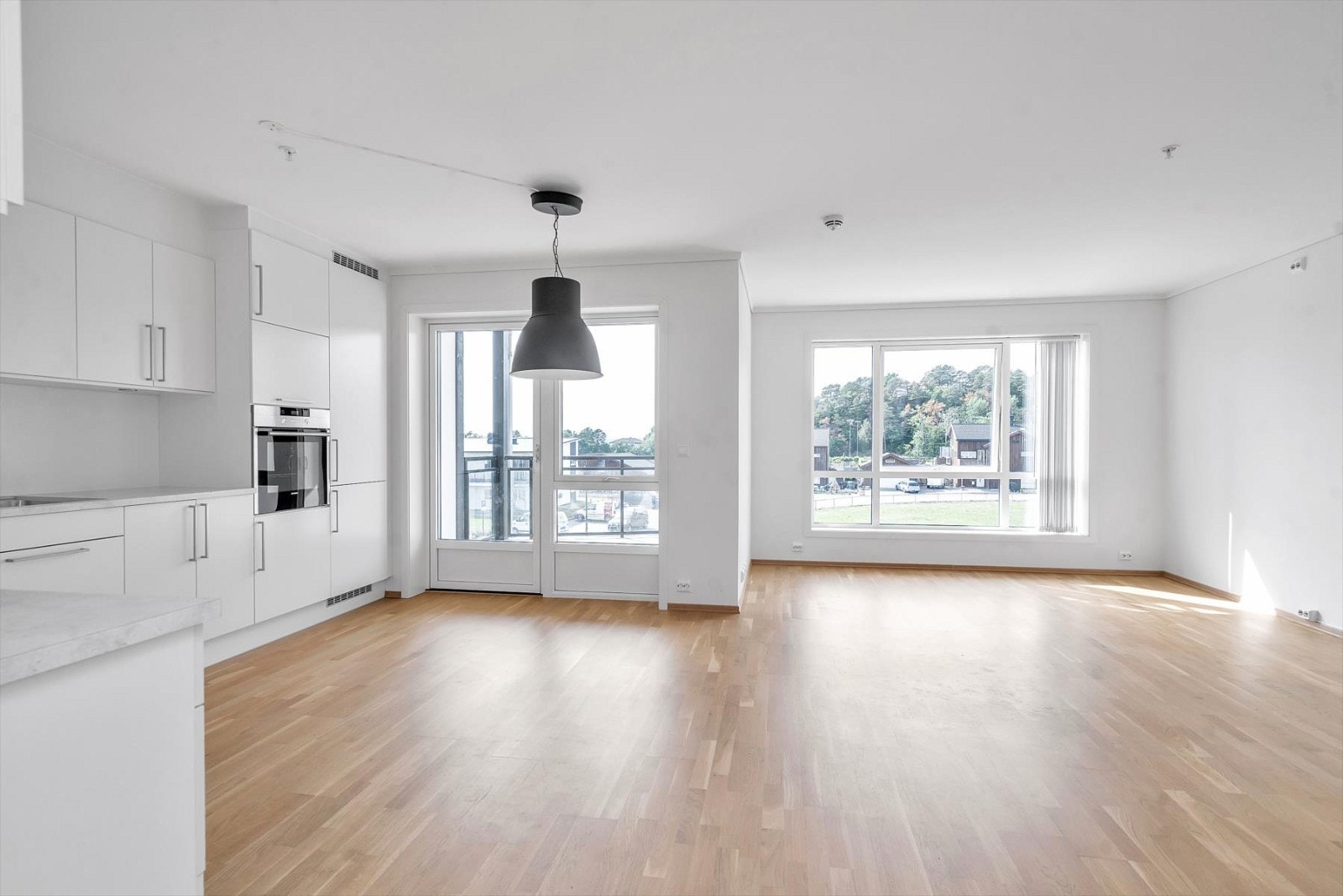 Åpen og luftig løsning mellom stue og kjøkken. Galleribilde