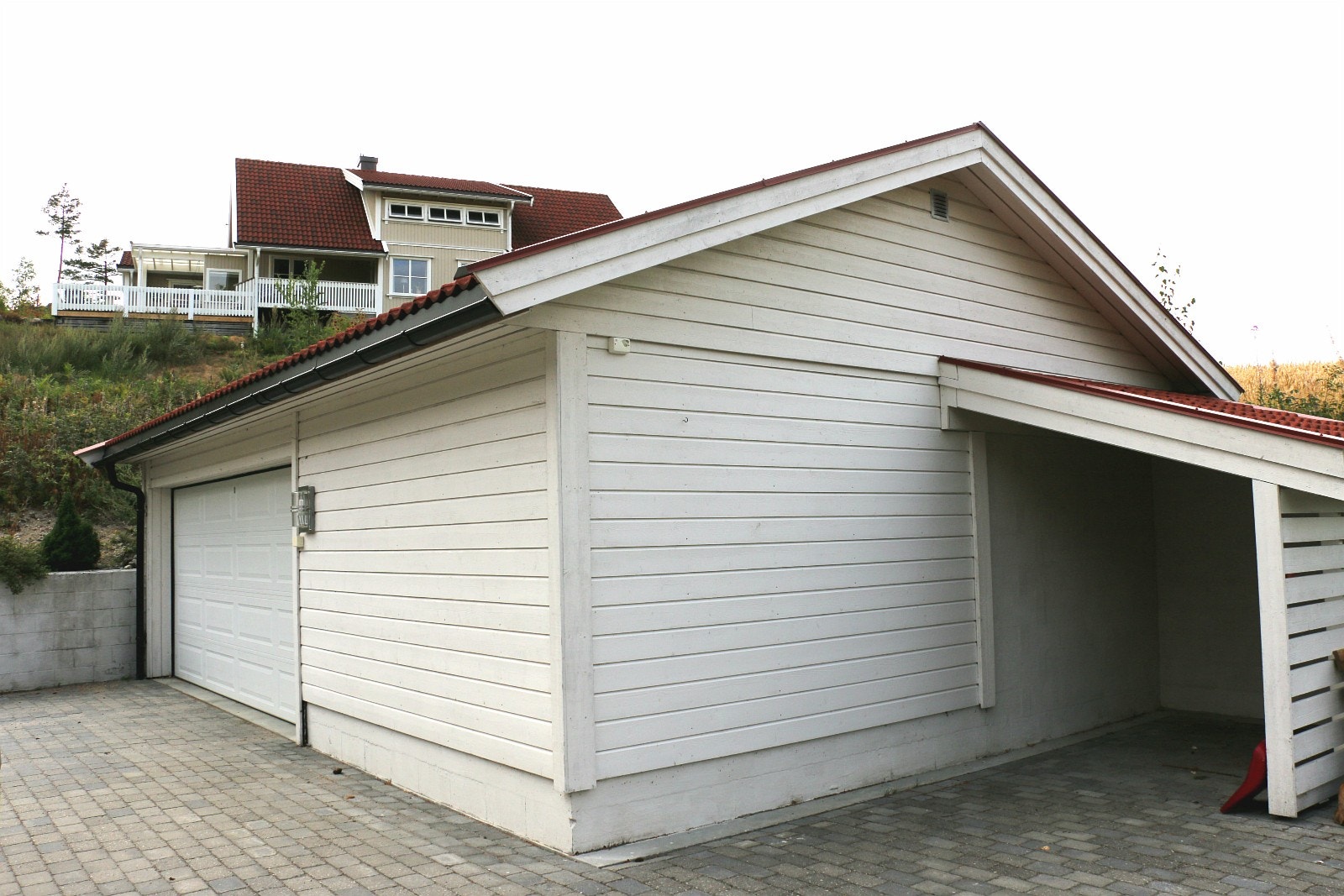 Vedbod på garasje Galleribilde