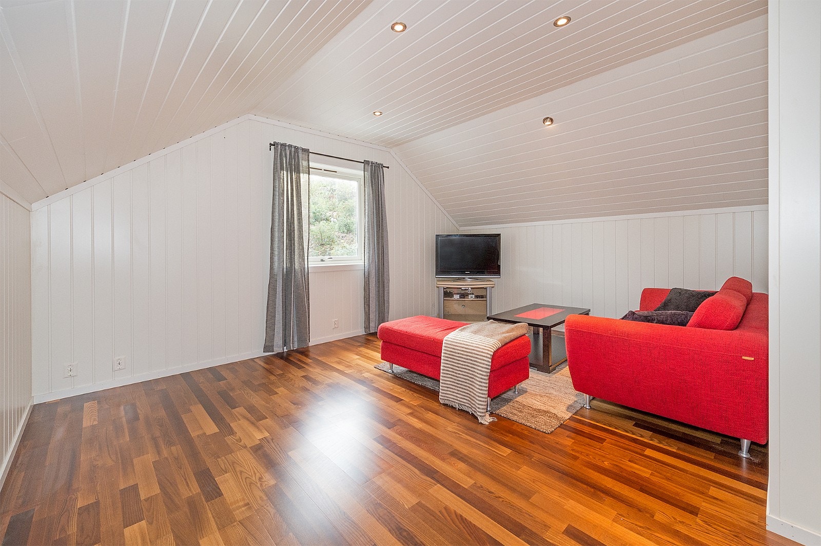 Stue oppe som lett kan deles av til soverom Galleribilde