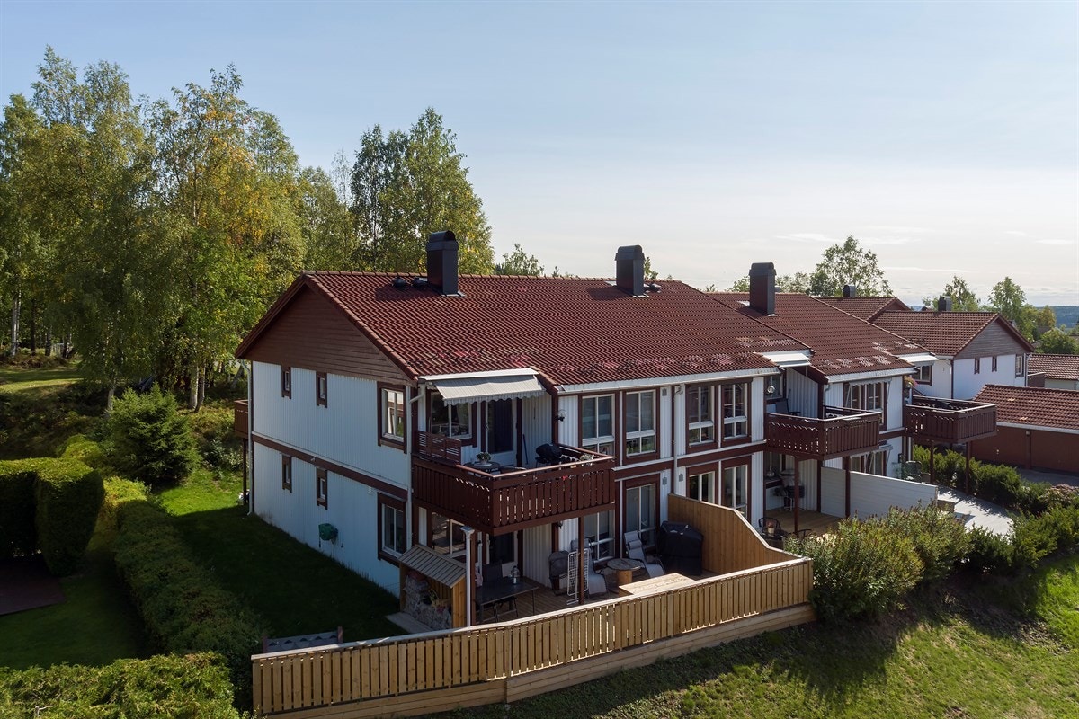 Eiendommen ligger i et attraktivt, naturskjønt og meget sentralt boligområde på Tranby i Lier kommune, med kort avstand til skoler og barnehager. Galleribilde