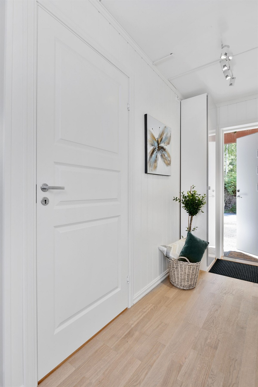 Entreen er innredet med speilfront garderobeskap og har praktisk nisje med plass til ytterligere møblement. Galleribilde