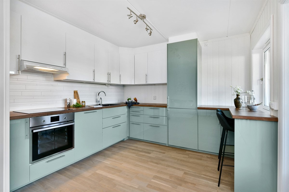 Kjøkkenet er fra Ikea, helt nytt og ubrukt. Innredningen er designet i praktisk hesteskoform som gir effektivt arbeidsmønster og godt med oppbevaringsplass i skuffer og skap. Galleribilde