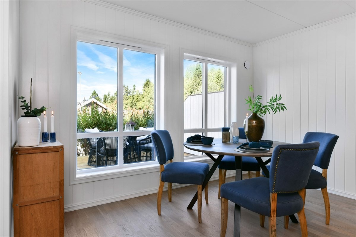 Rommets areal er smart utformet i vinkel som gjør det enkelt å innrede i adskilte soner. Galleribilde