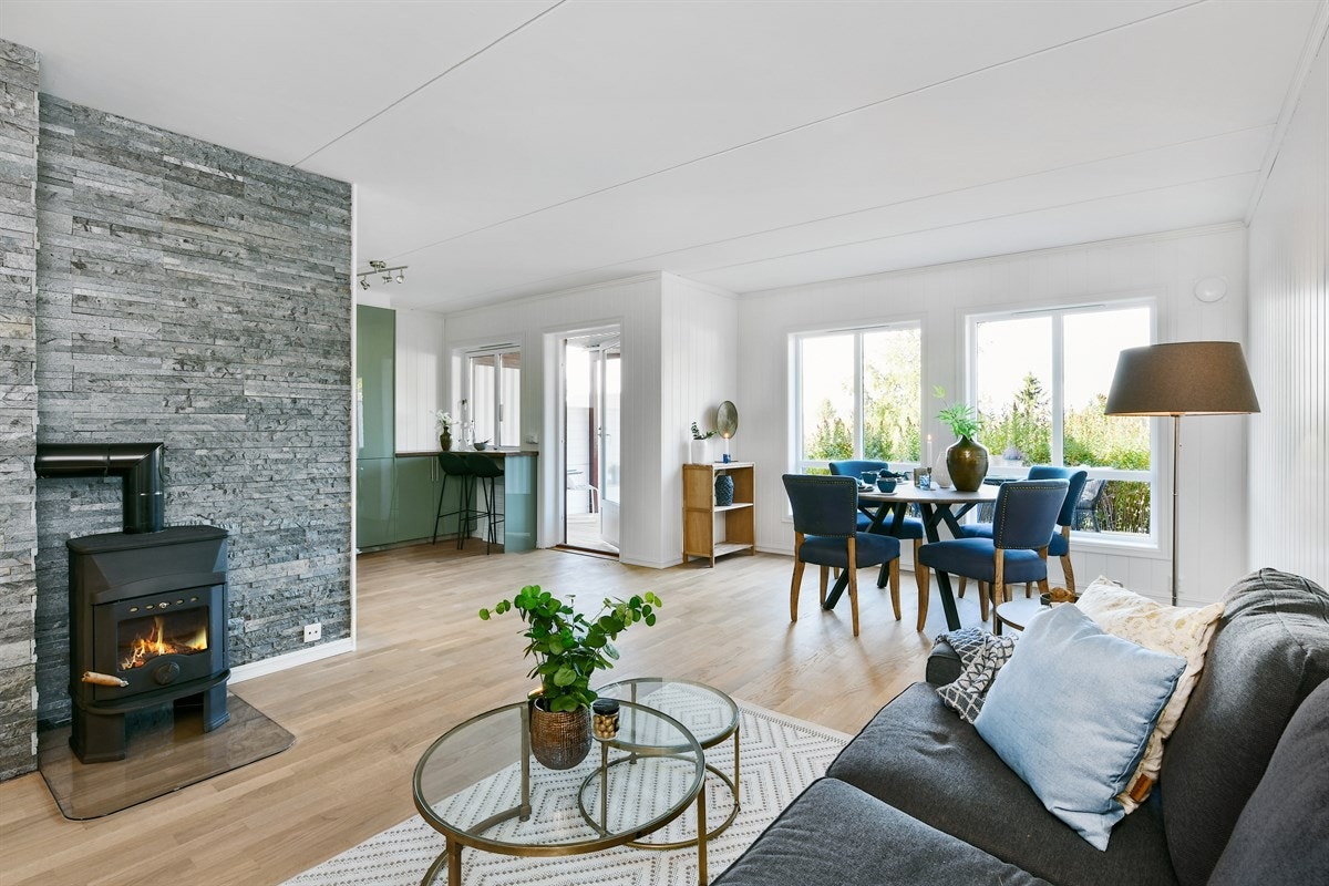 PrivatMegleren ved John Granly Steen og Kristian Arthur Brunvoll har gleden av å presentere denne betydelige renoverte 3-roms rekkehusleiligheten over 1 plan med garasje og solrik terrasse med flott utsyn i naturskjønne omgivelser. Galleribilde