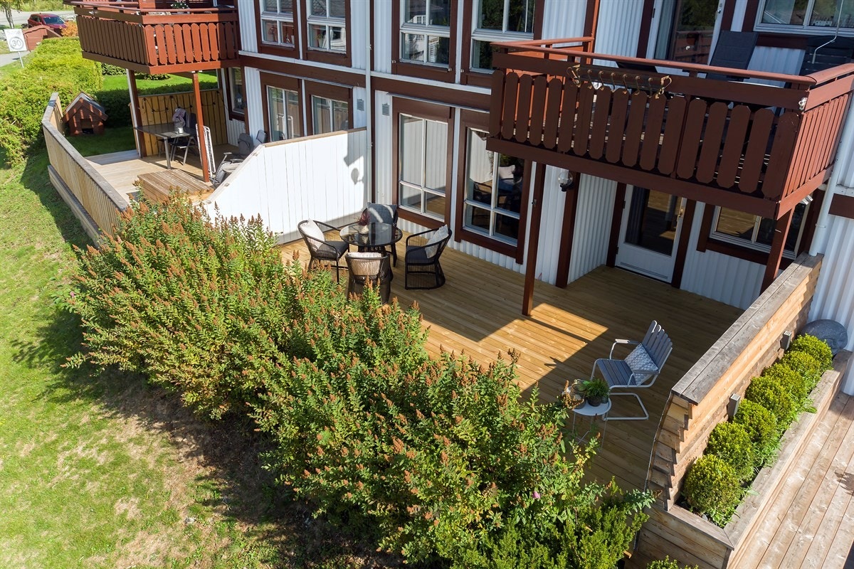 Fra stuen har leiligheten utgang til nybygget markterrasse på ca. 28 kvm. Galleribilde