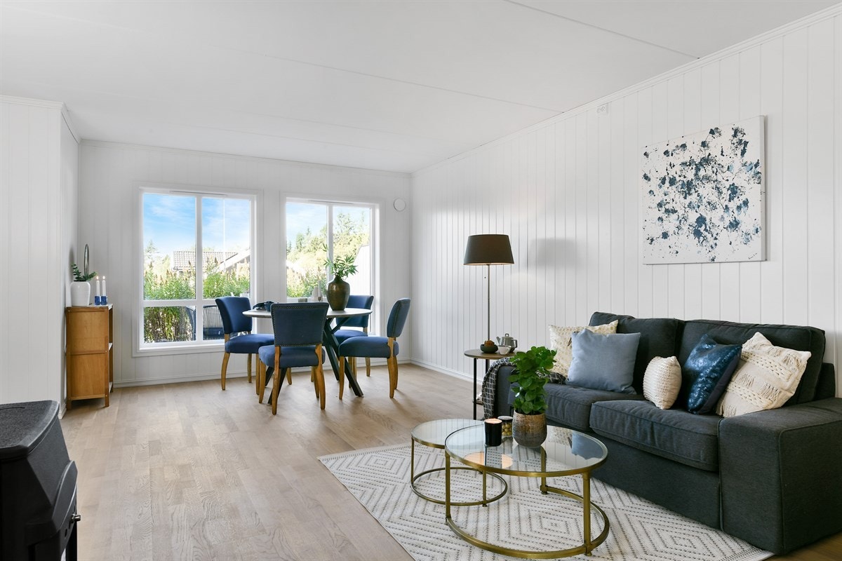 Stuen er et lyst og tiltalende allrom med spiseplass og delvis åpen løsning mot flunkende nytt kjøkken. Galleribilde