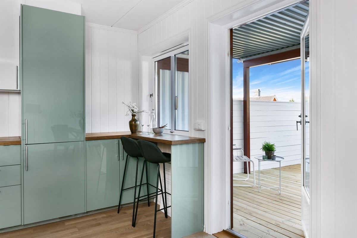 Frontene er i høyglans og benkeplaten er i flott laminat med planlimt kum i sort. Galleribilde