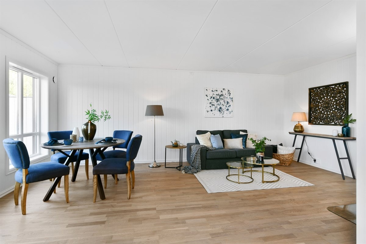 Det er god plass for sofamøblement med tv-løsning, og ved overgang til kjøkkenet passer det utmerket med spisebord. Galleribilde