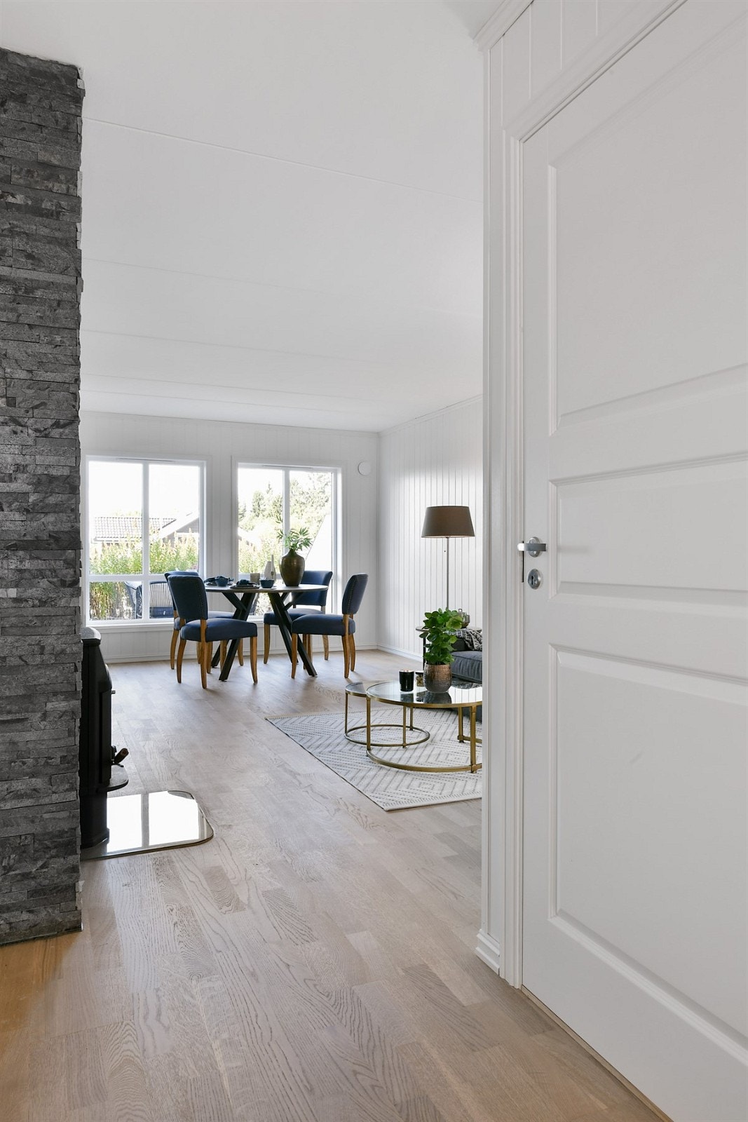 Entré, stue og kjøkken fikk nytt veggpanel i forbindelse med oppussing. Galleribilde