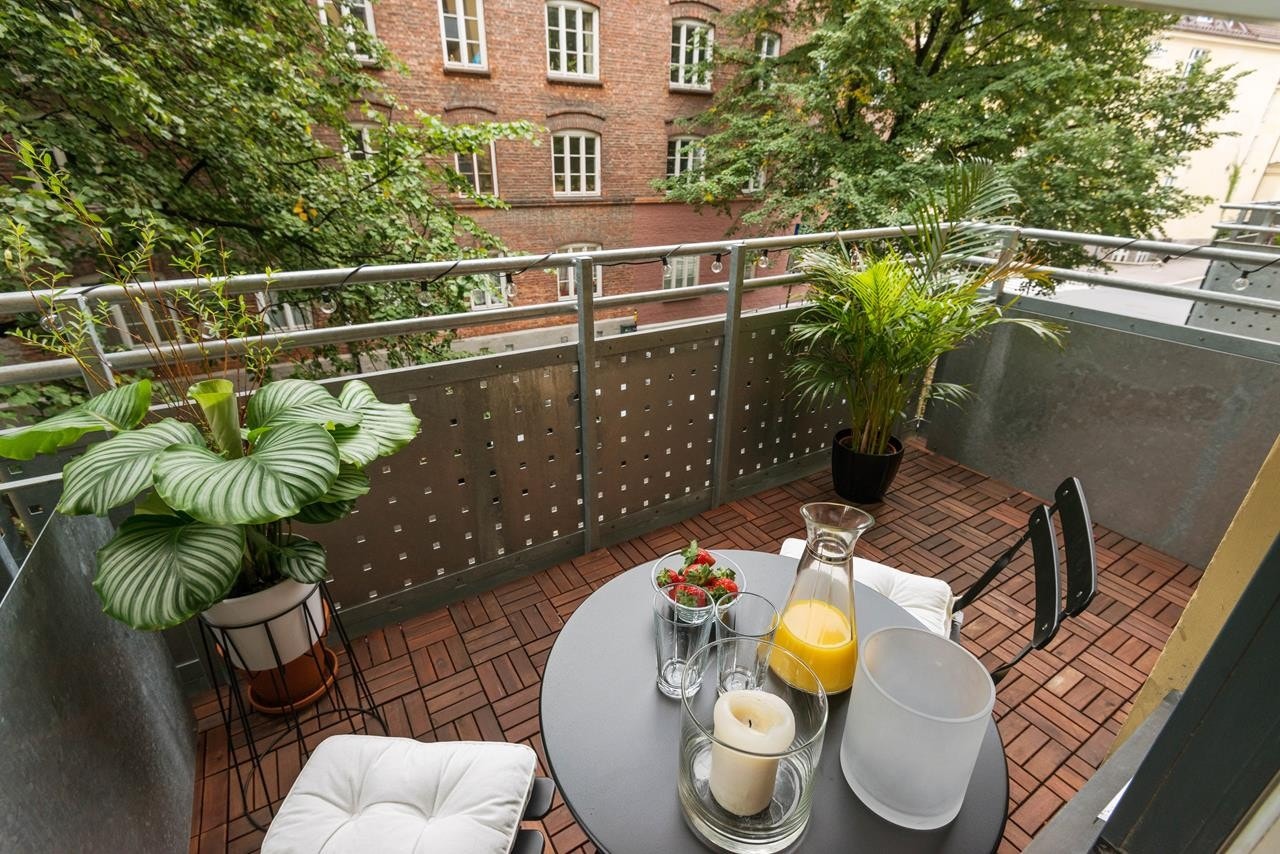 Balkongen er sydvestvendt og har et flott utsyn mot grønne trær. Galleribilde