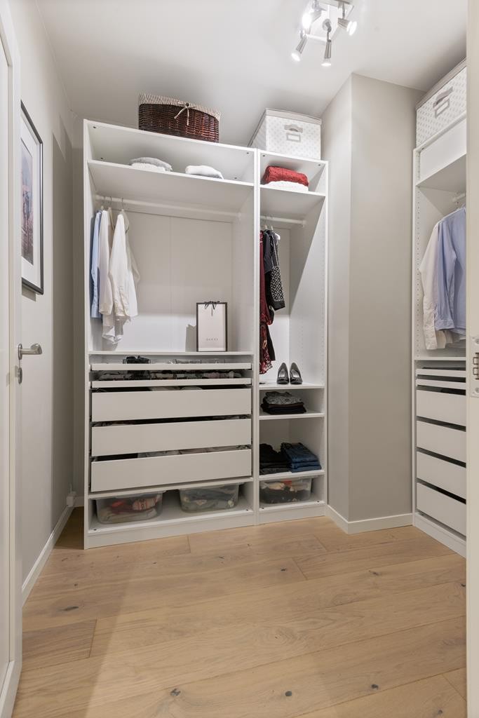 Dette rommet har en god takhøyde, og gir god mulighet til oppbevaring i høyden. Galleribilde