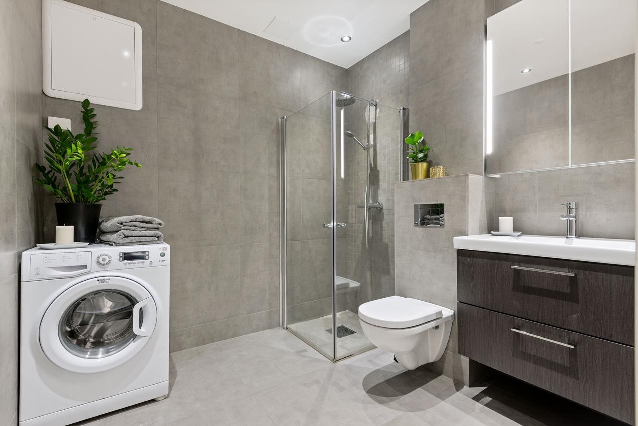 Badet har opplegg, strømuttak, og plass for både vaskemaskin og tørketrommel. Galleribilde