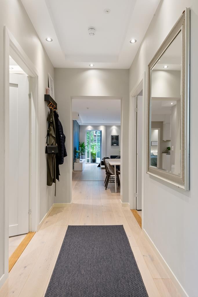 Når du kommer inn blir du møtt av en praktisk utnyttet gang som er tilknyttet et meget praktisk omkledningsrom til oppbevaring av sko, jakker, og diverse artikler. Galleribilde