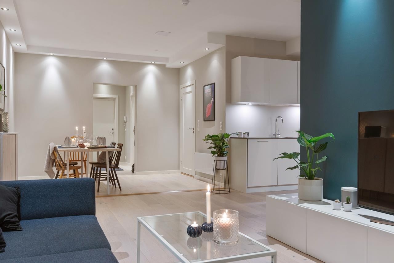 Leiligheten har en takhøyde på 2,77 meter, og oppleves som lys og luftig. Galleribilde