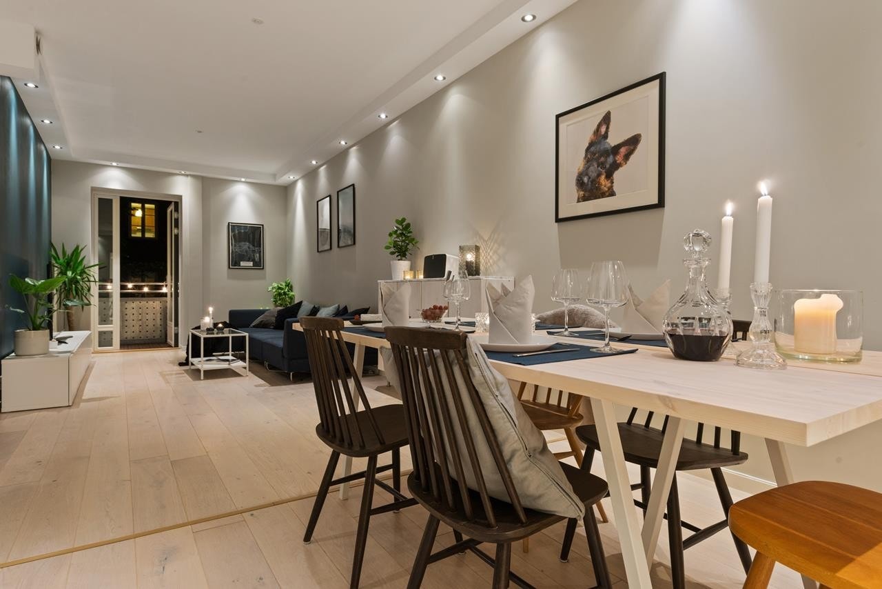 Leiligheten har integrert himlingsbelysning i alle rom. Galleribilde