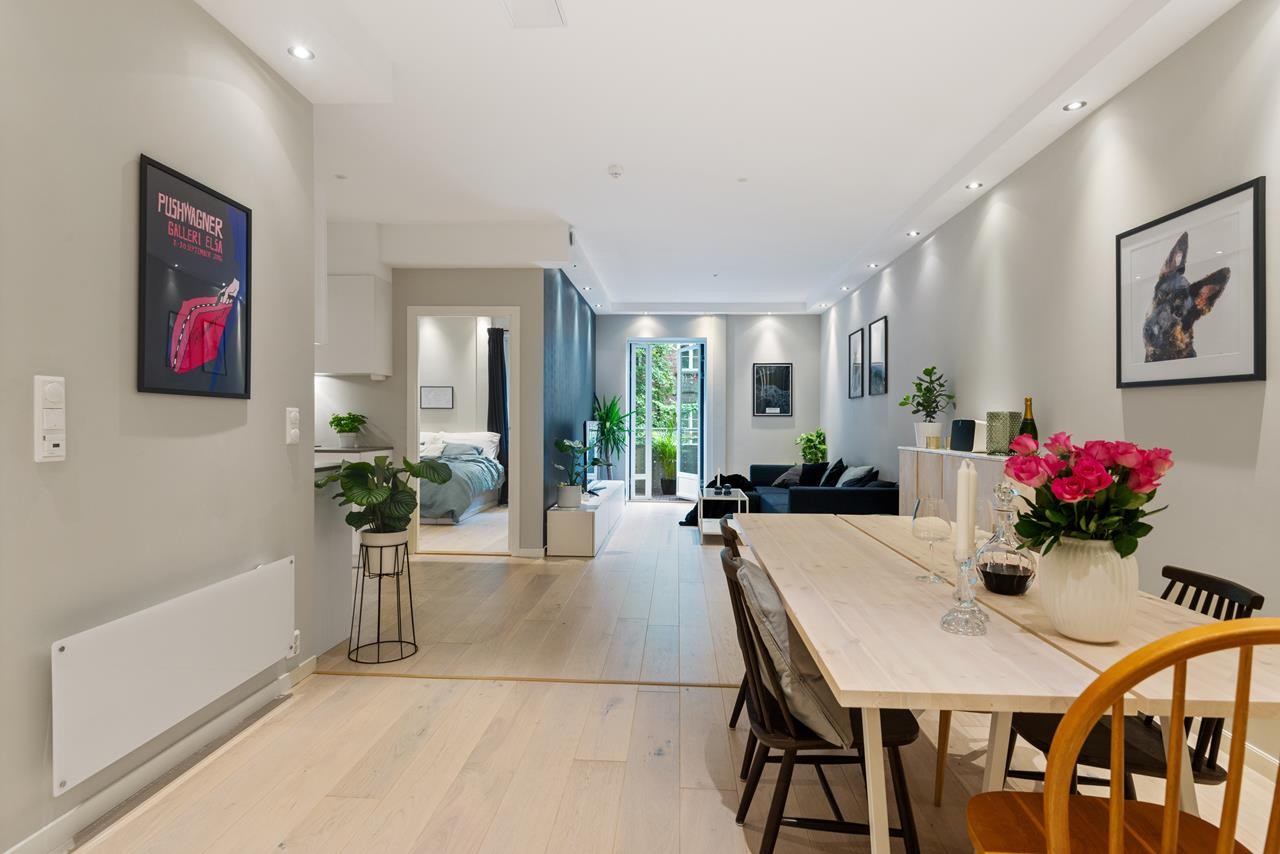 Stue, kjøkken, spisebord - alle har hver sin sone uten å stjele plass fra hverandre. Galleribilde