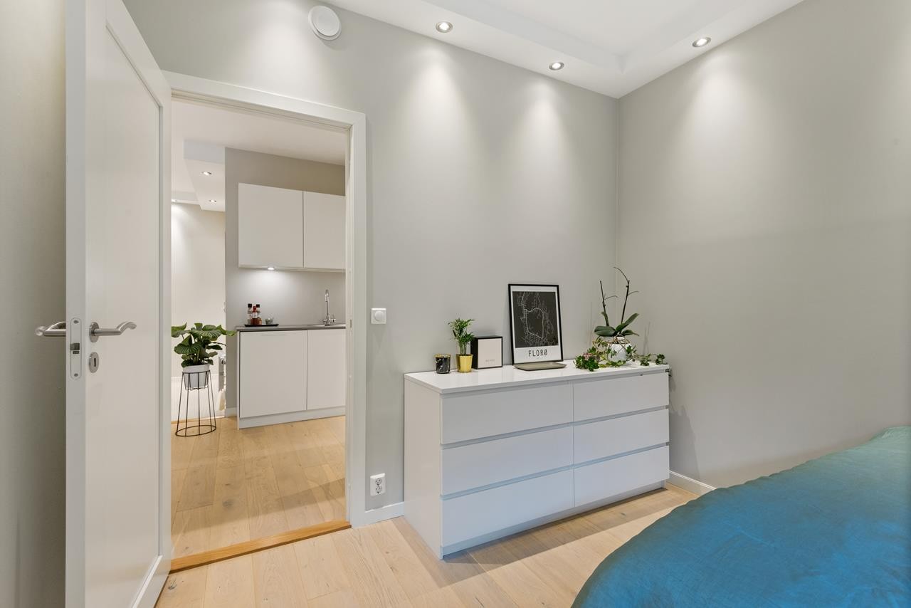 Rommet får enkelt plass til stor dobbeltseng med tilhørende soveromsinteriør, og garderobeskap. Galleribilde