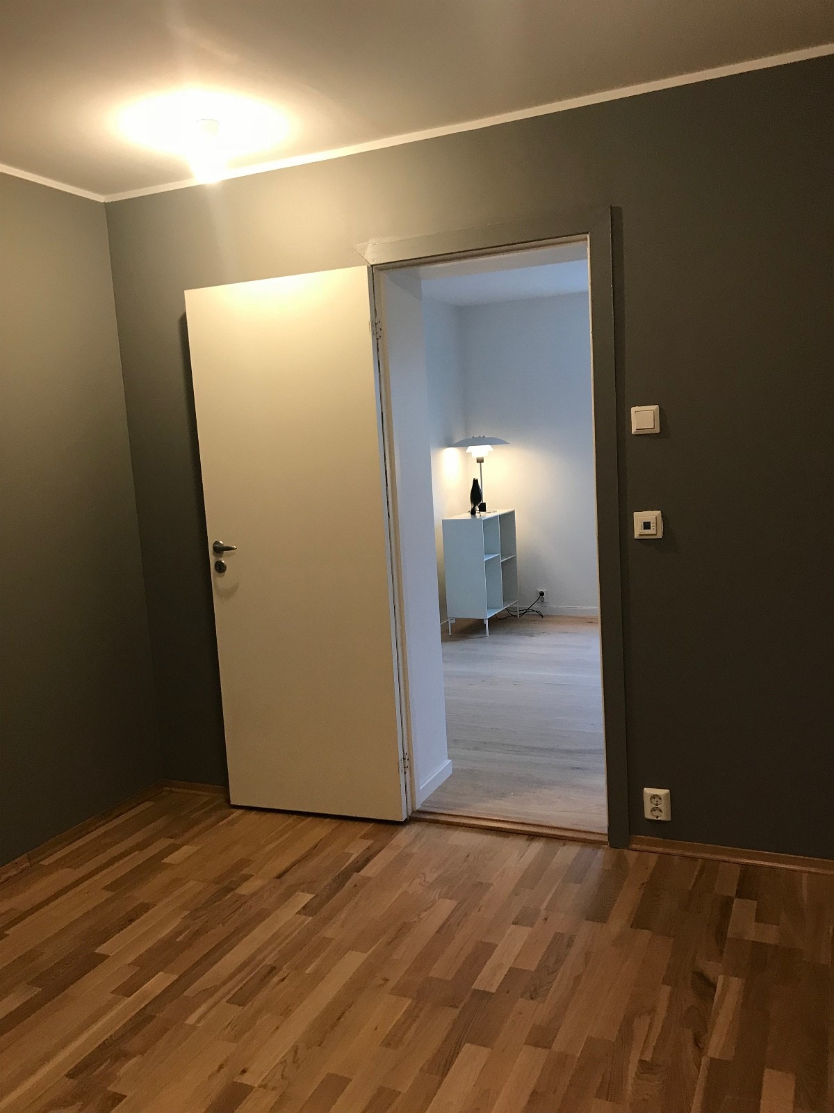 Soverommet sett ut mot stuen , det er 2 vinduer på soverommet Galleribilde