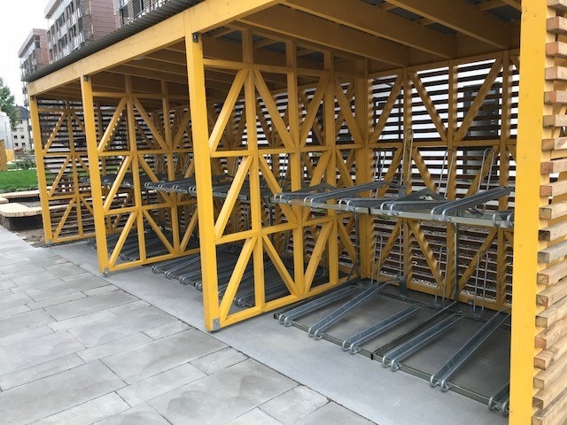 Sykkelparkering både ute og i kjelleren. Galleribilde