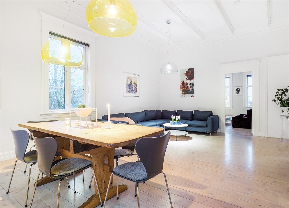 Proaktiv Eiendomsmegling - Det er god plass til både sitte- og spisegruppe! Galleribilde